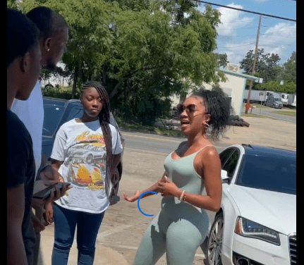 Man Confronted by Two Baby Mamas While Eating Fried Chicken (video)